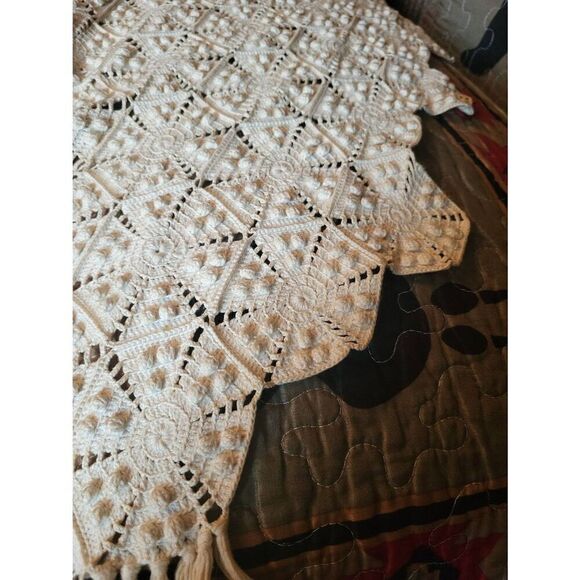 Antique Crochet Bedspread Handmade Cotton Popcorn Pinwheel Fringe Natural - Picture 6 of 7